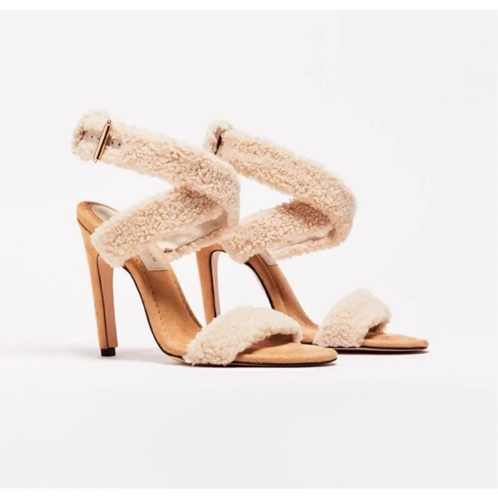 Good American Sherpa Sandals Cream NIB Size 6 Stilettos